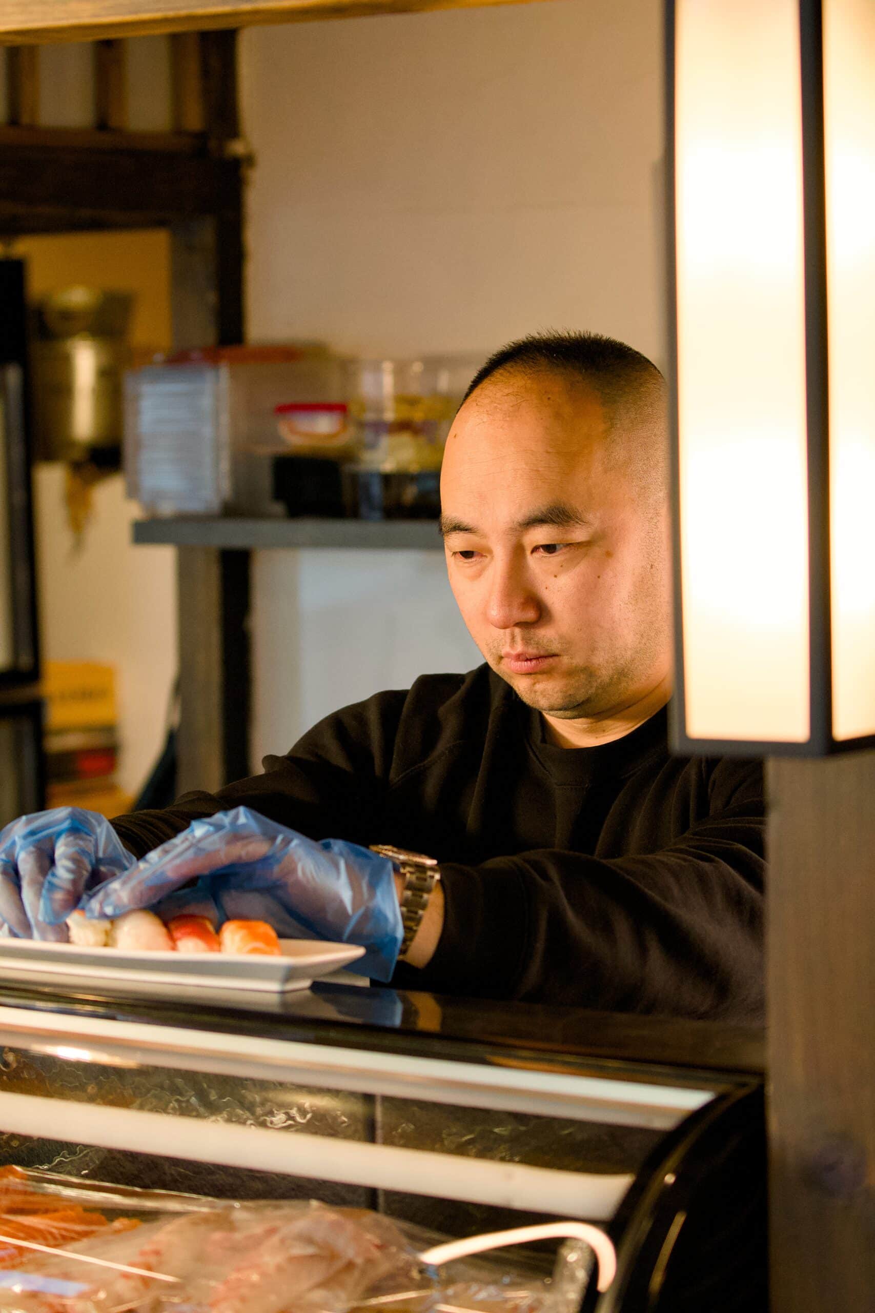 Preparazione del sushi al bancone di Shibuya